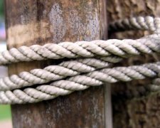 Родичі тримали дитину на прив'язі 6 років