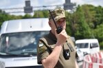 Пограничник на пункте пропуска проверяет документы