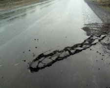 Закарпатський тракторист зорав нову дорогу