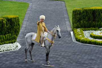 президент Туркмении на коне, фото пресс-служба президента