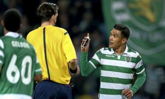 Футболист "Спортинга" украл у судьи спрей (видео)