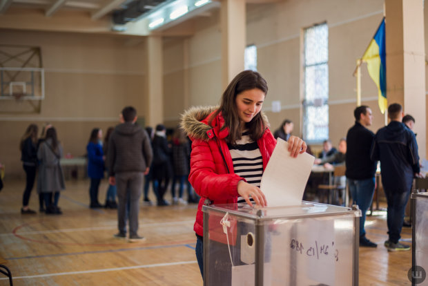 Самые забавные случаи на выборах в Украине: драка наблюдателей, бюллетень во рту и болгарка