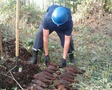 Пиротехники Ровенщины откопали 61 снаряд времен Второй Мировой (фото)