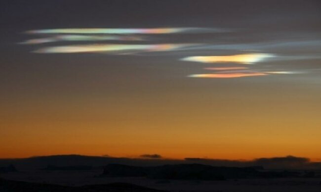 В небе над Антарктидой заметили радужные облака