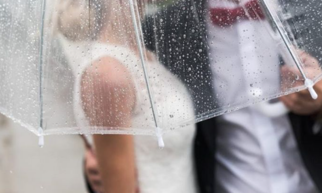 Весілля, дощ, фото з вільних джерел