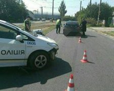 Копи в Дніпрі розбили службове авто