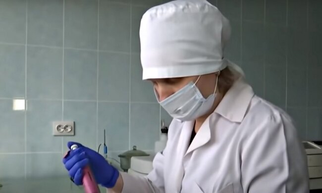 Взятие пробы. Фото: скриншот Youtube-видео