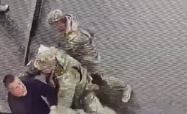 Бійка цивільного з військовими. Фото: Telegram