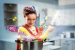 Девушка готовит суп / фото: Sotni