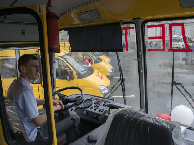 Діти в крові: два шкільних автобуси влаштували місиво на дорозі, десятки жертв