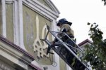 У Донецьку бойовики знищили герб України (фото)