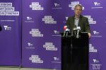 Сурдопереводчик одним жестом показал причины пандемии: "Очень доходчиво"