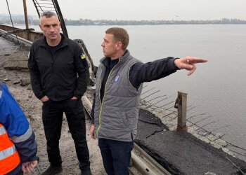 Наслідки удару по Південному мосту в Києві