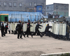 В российской колонии произошел бунт: люди выскакивали через окна, спасаясь