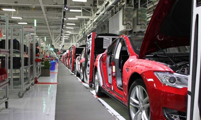 Tesla показала, як збирає автомобілі: тисячі деталей і мінімум роботів