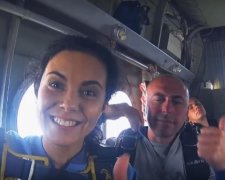 Каменських показала стрибок із парашутом, що ледь не став фатальним