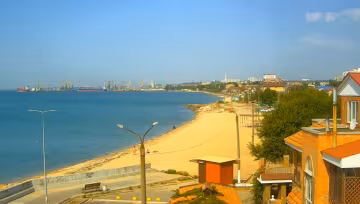 Туристы сбежали из Азовского моря вслед за медузами, на пляже - ни души