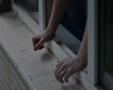 Неудачное самоубийство: мужчина чудом пережил падение с восьмого этажа
