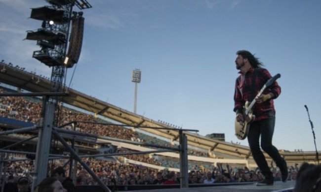 Лидер группы Foo Fighters сломал ногу во время выступления