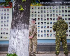 В Одессе россиянин стал на колени перед родными погибших на Донбассе украинцев: "Простите меня и мою страну", - видео до слез