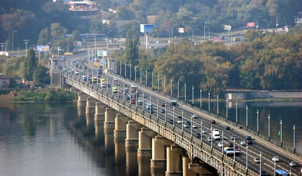 Снова пробки: коммунальщики перекроют мост Патона