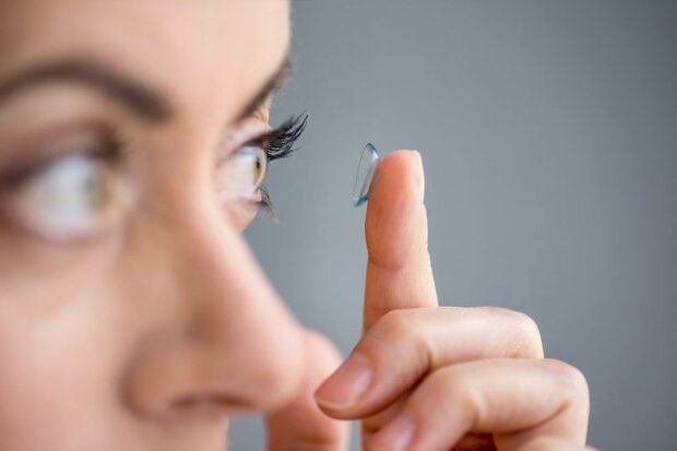 догляд за окулярами і контактними лінзами, фото Getty Images
