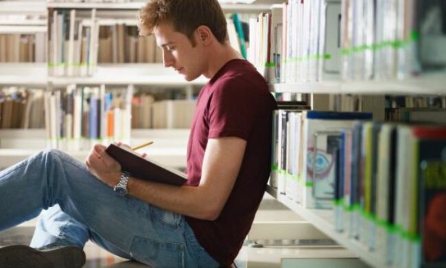 Парень с книгой, Фото: depositphotos.com