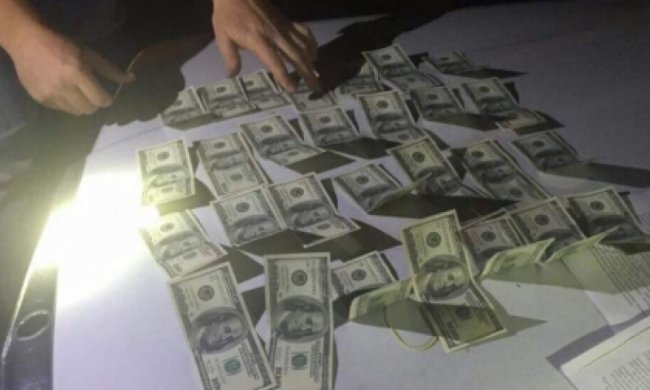 Двох прокурорів затримали на хабарі у Харкові