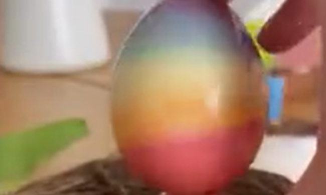 Райдужні крашанки, кадр з відео