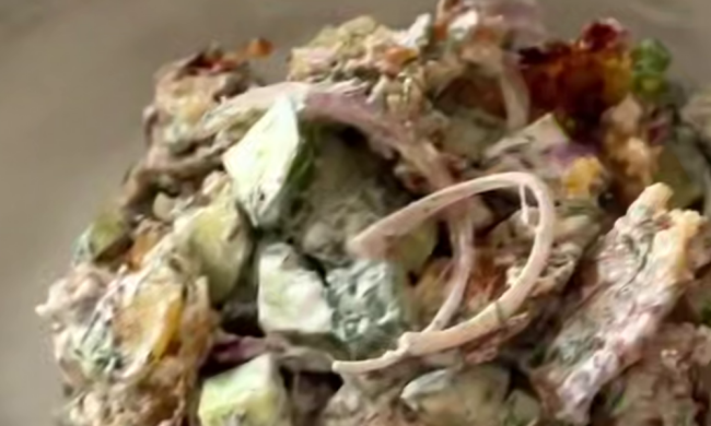 Теплый салат с картошкой, кадр из видео