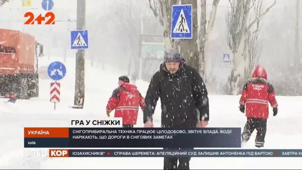 Киевляне восстали против коммунальщиков из-за нечищенных дорог и стали оленями парковки: "Корыта свои уберите!"