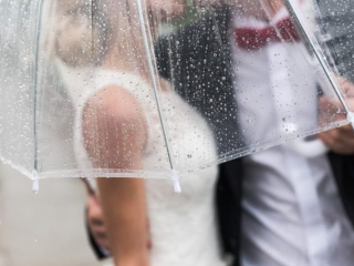 Свадьба, дождь, фото из свободных источников