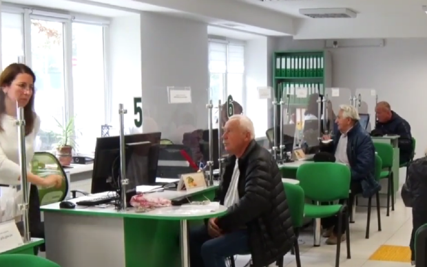 Сильно не порадують, але пару сотень додадуть: кому з пенсіонерів "підтягнуть" виплати