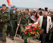 Тяжело ранен: главарь  "ДНР" Захарченко слоняется на костылях