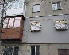 Жителі Горлівки закривають вікна квартир мішками з піском (фото)