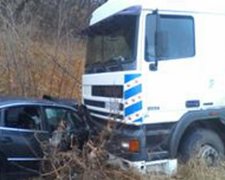 Потрійне ДТП під Донецьком: пасажирку діставали рятувальники (фото)