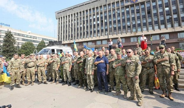 Бойцов 37 батальона чествовали на площади Героев в Запорожье (фото) 