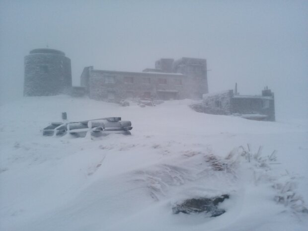 Снег в Карпатах, фото: facebook/chornogora.rescue112