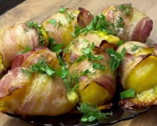 Картофель с беконом, запеченный в духовке, кадр из видео