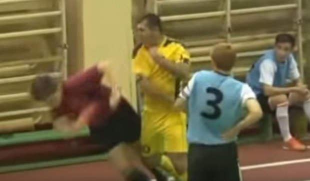 Российский футболист  нокаутировал судью прямо во время матча (видео)