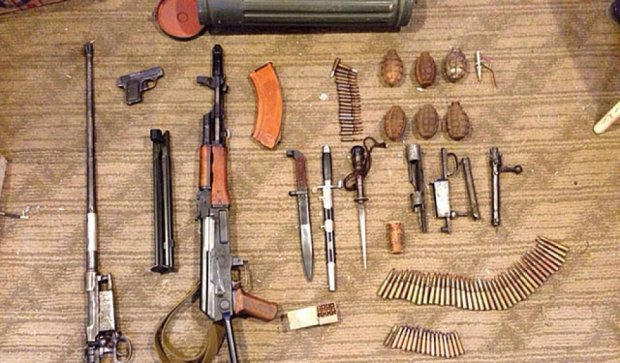 В Угледаре у пенсионера изъяли арсенал оружия (фото)