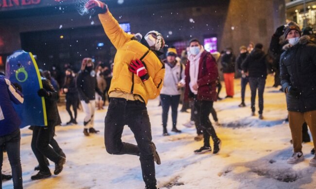 Разгон за снежки, фото Lenta.ru