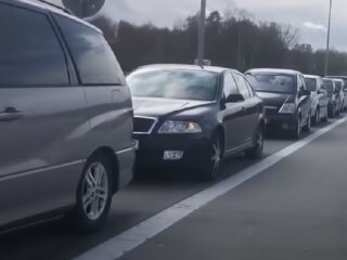 Автомобілі на кордоні. Фото: Youtube