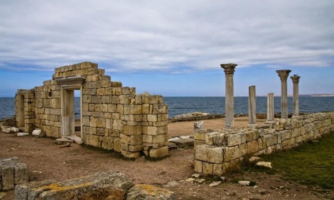 Російські окупанти вирішили "відремонтувати" древній Херсонес