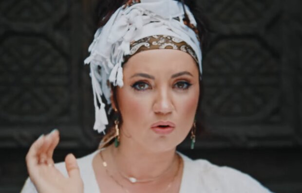 Оля Цибульская, кадр из клипа на песню: "Викликай Поліцію"