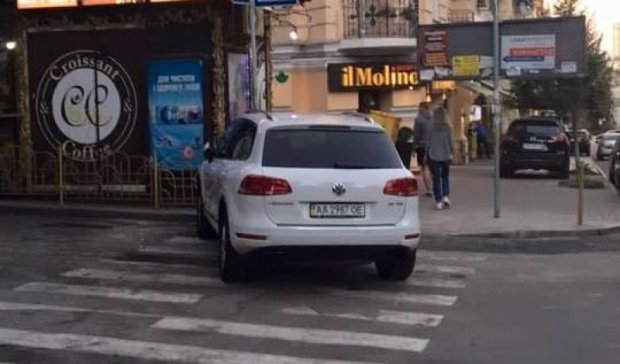 "Герой парковки" захватил зебру в центре столицы