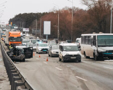 У Києві маршрутка перетворила таксі на купу металобрухту, моторошні кадри дорожнього трешу