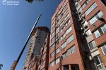 Ремонтные работы в поврежденном обстрелами доме в Днепре