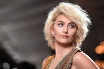 Донька Джексона влаштувала гологруду йогу в пустелі