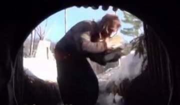 Российский оппозиционер прячется в землянке (видео)
